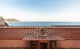 C22 Beachfront Villa - Spa Bath, Pool, Private Beach, Parking Free